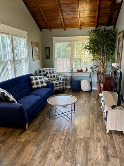 Jubilee Cottage in the heart of Daphne!