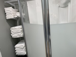 Shower, hair dryer, towels, soap - Jubilee Cottage in the heart of Daphne! (Daphne)