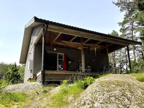 A cabin with a covered porch, a window, and a door. - 3 Person Holiday Home in Uddevalla (Uddevalla)