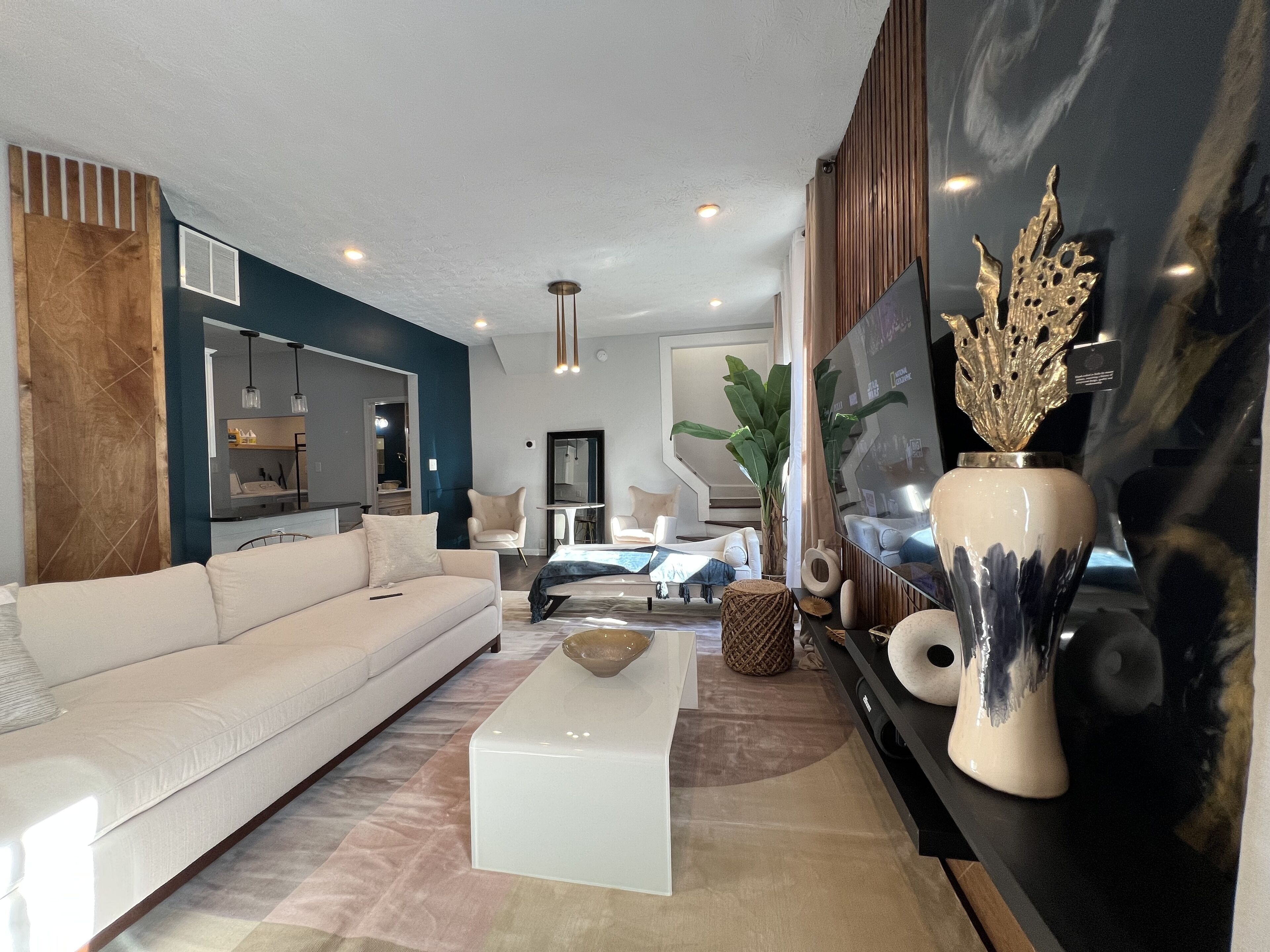 THE  LAVISH VOGUE