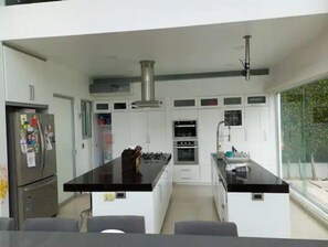 Een koelkast, een magnetron, een oven, een waterkoker