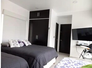 9 bedrooms, travel crib, WiFi, bed sheets - Lively villa with pool, waterfall, and slide (Tulum)