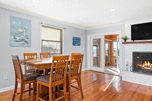 Dining - Beautiful Bayfront with Sanctuary Private Beach  (Saxis)