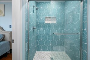 Douche, séchoir à cheveux, savon, papier de toilette