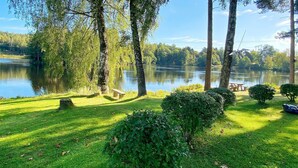 A serene park with a lake, benches, and trimmed bushes. - 13 Person Holiday Home in Billingfors (Billingsfors)