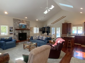Smart TV, fireplace