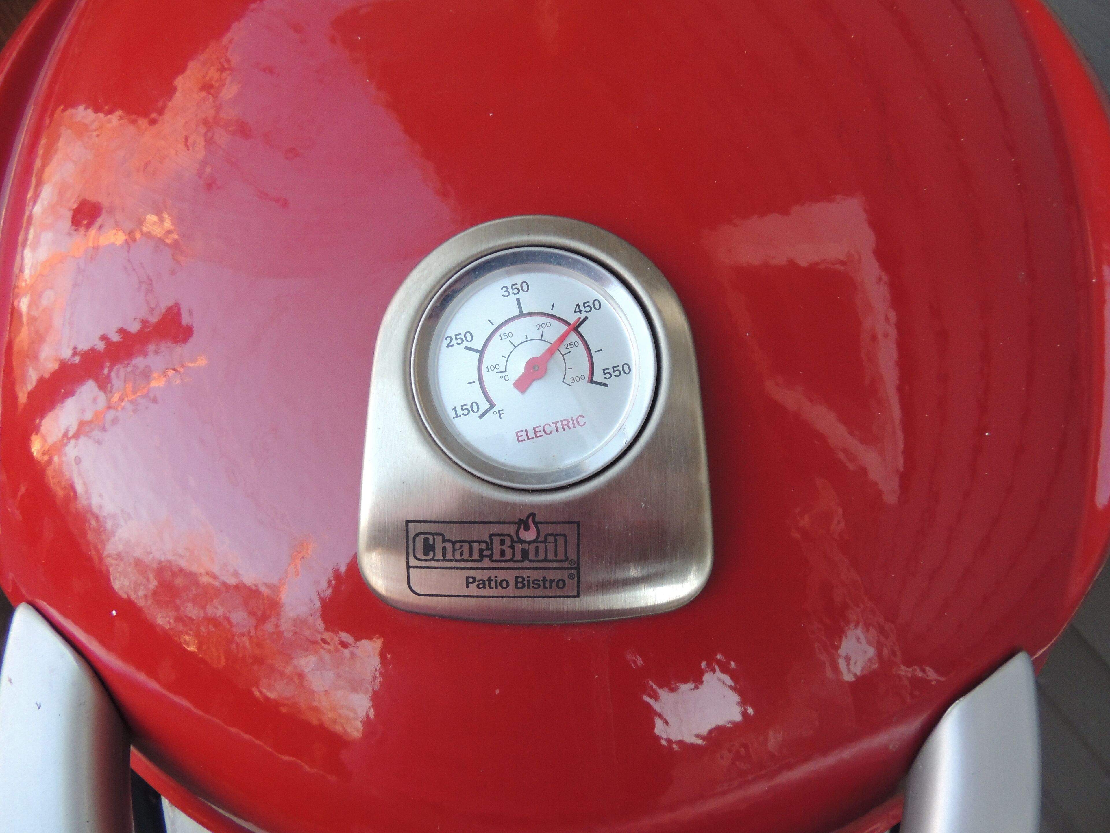 A Char-Broil Patio Bistrot grill with a temperature gauge.