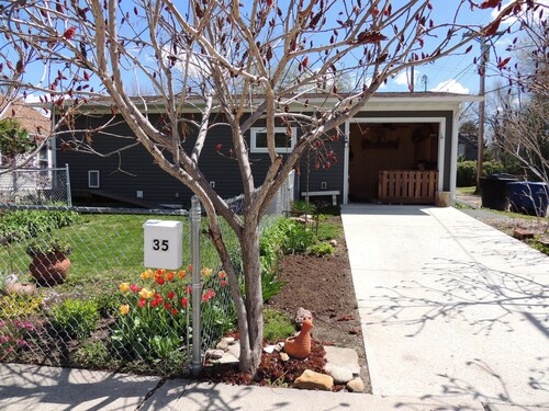 Modern Two Bedroom House Six Blocks from Main Street Sheridan King & Queen Beds