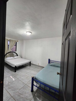 2 makuuhuonetta, silitysrauta/-lauta, ilmainen Wi-Fi, vuodevaatteet