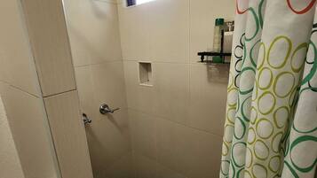 Ducha, secador de pelo, toallas y jabón