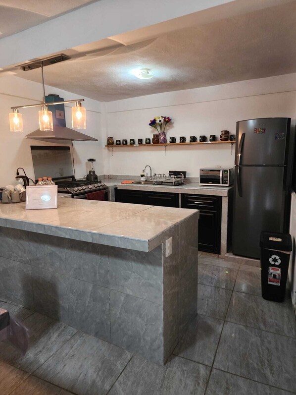 Fridge, microwave, oven, stovetop - Beautiful apartment just 45 min away from the airport with private parking (Los Reyes Acaquilpan)