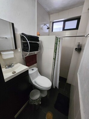 Dusche, Haartrockner, Handtücher, Seife