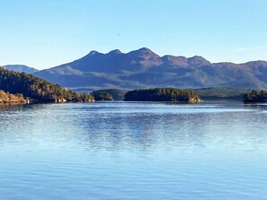 A calm lake with mountains in the background. - 6 Person Holiday Home in Halsanaustan (Heim)