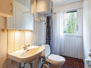 Bathroom - 8 Person Holiday Home in Blavand (Blavand)