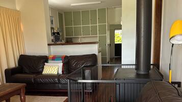 Smart-tv, eldstad och böcker