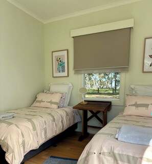 5 makuuhuonetta, työpöytä, silitysrauta/-lauta, vuodevaatteet