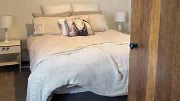 5 habitaciones, escritorio y tabla de planchar con plancha