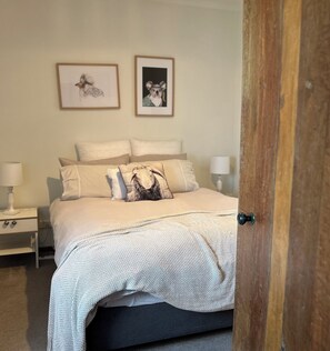 5 bedrooms, desk, iron/ironing board, bed sheets