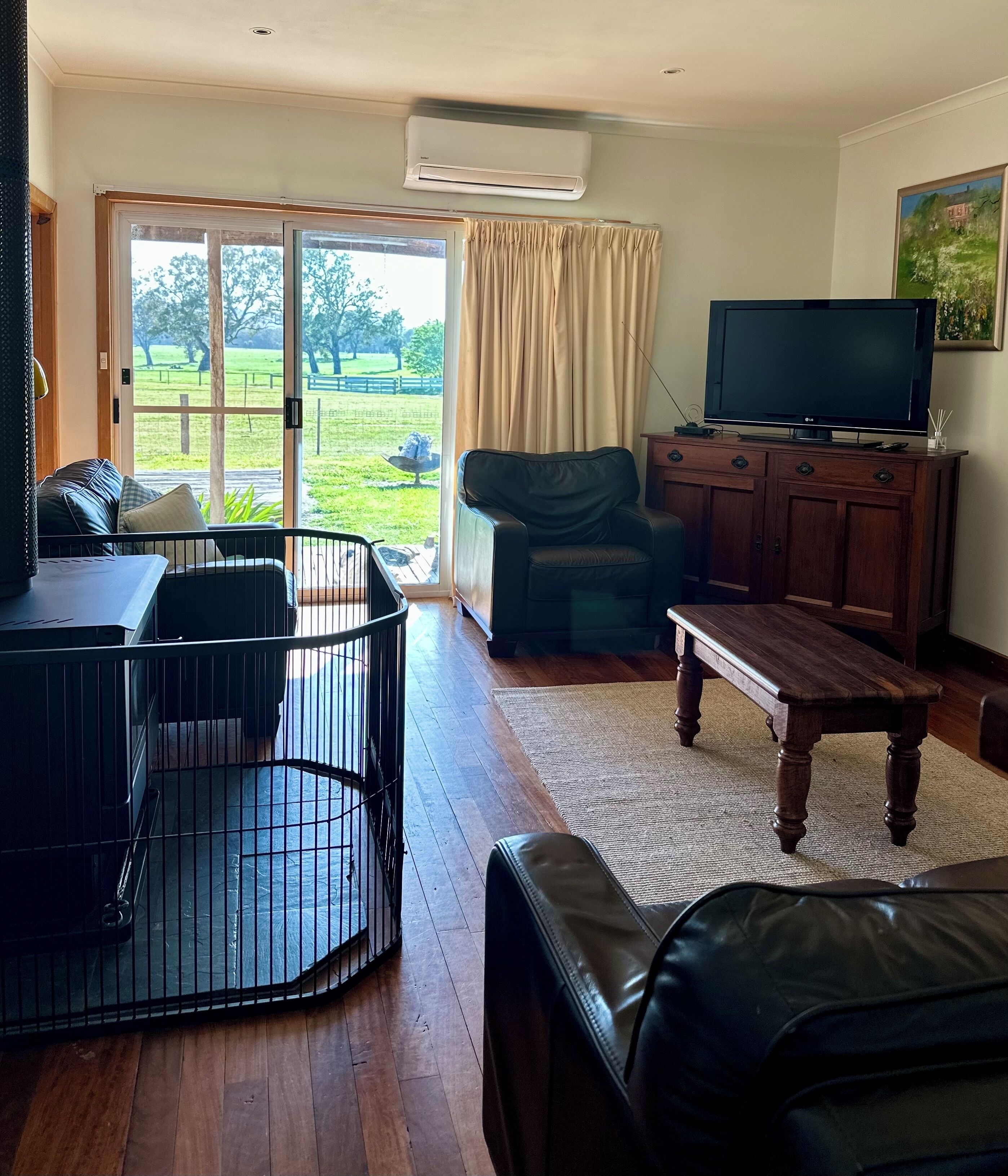 TV connectée, cheminée, livres