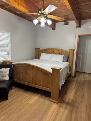 3 bedrooms, desk, iron/ironing board, WiFi