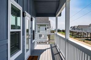 Property grounds - Calm & Cozy villa! Winter Specials! 5 mins to beach! (Bolivar Peninsula)