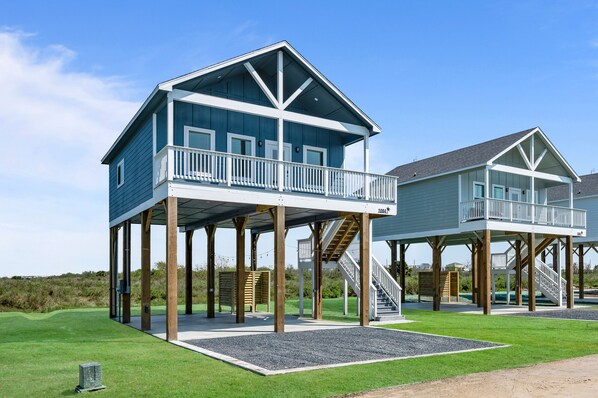 Exterior - Calm & Cozy villa! Winter Specials! 5 mins to beach! (Bolivar Peninsula)
