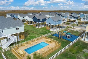 Exterior - Calm & Cozy villa! Winter Specials! 5 mins to beach! (Bolivar Peninsula)