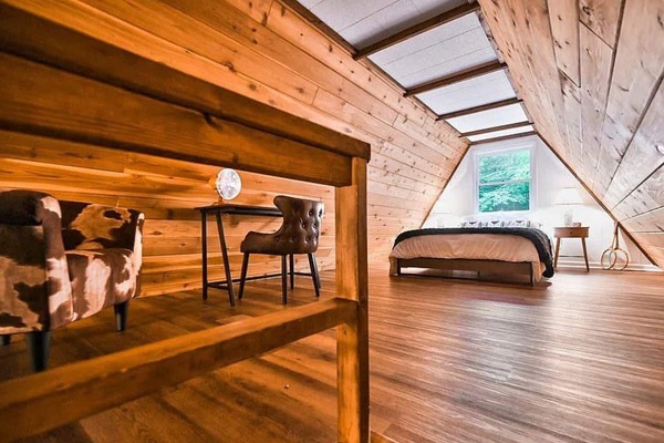 3 bedrooms, desk, iron/ironing board, travel cot