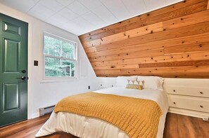 3 bedrooms, desk, iron/ironing board, travel crib - Pocono Summer Paradise: A-Frame, Sauna, Hot Tub, Fire Pit (Pocono Pines)