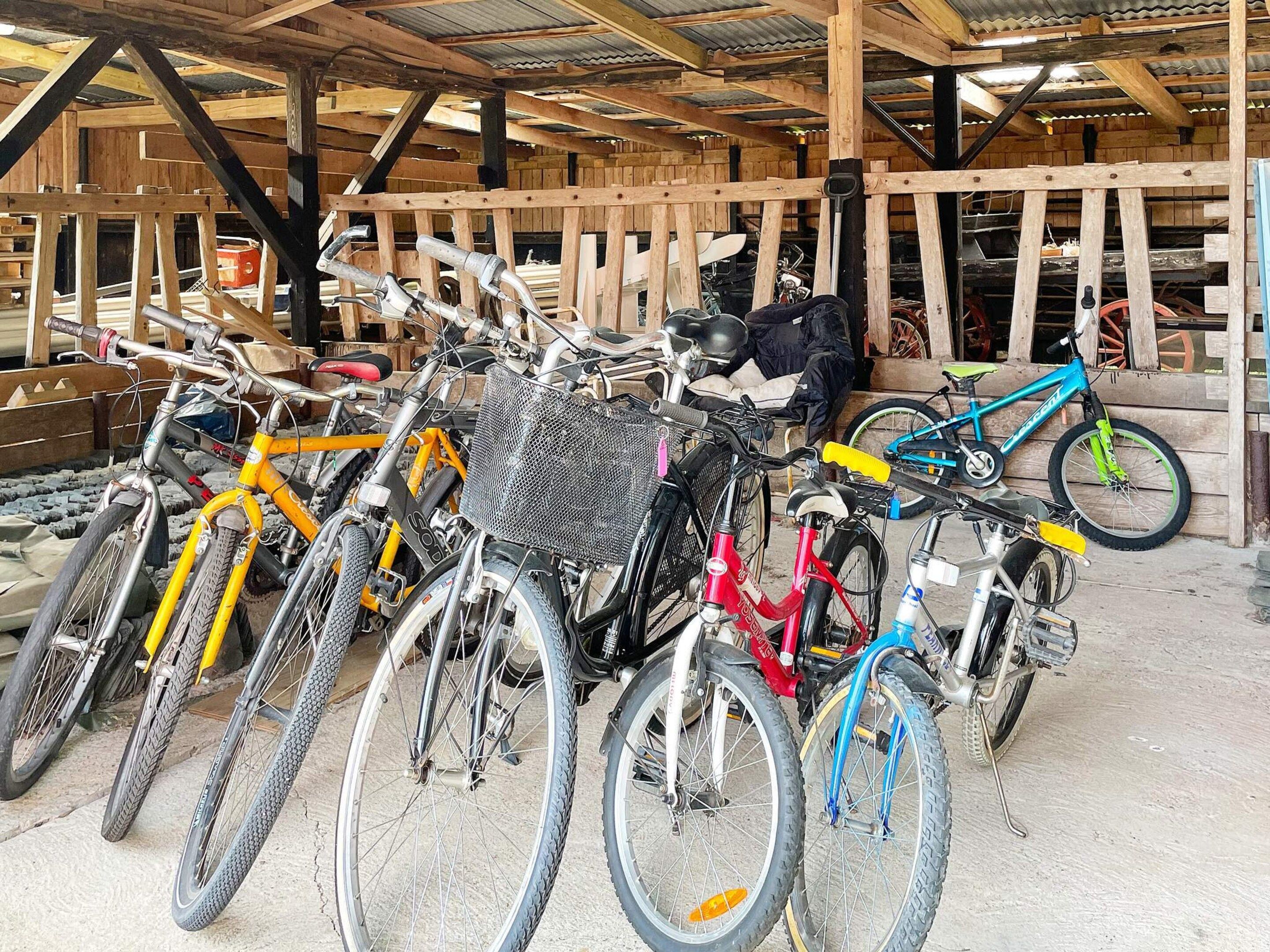 Ett överbyggt område för cykelförvaring där flera cyklar är parkerade.