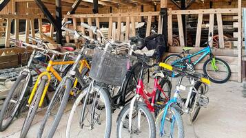 Ett överbyggt område för cykelförvaring där flera cyklar är parkerade.
