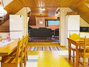 Tunnelmallinen sisustus, jossa on ruokailutila, keittiö ja oleskelualue.