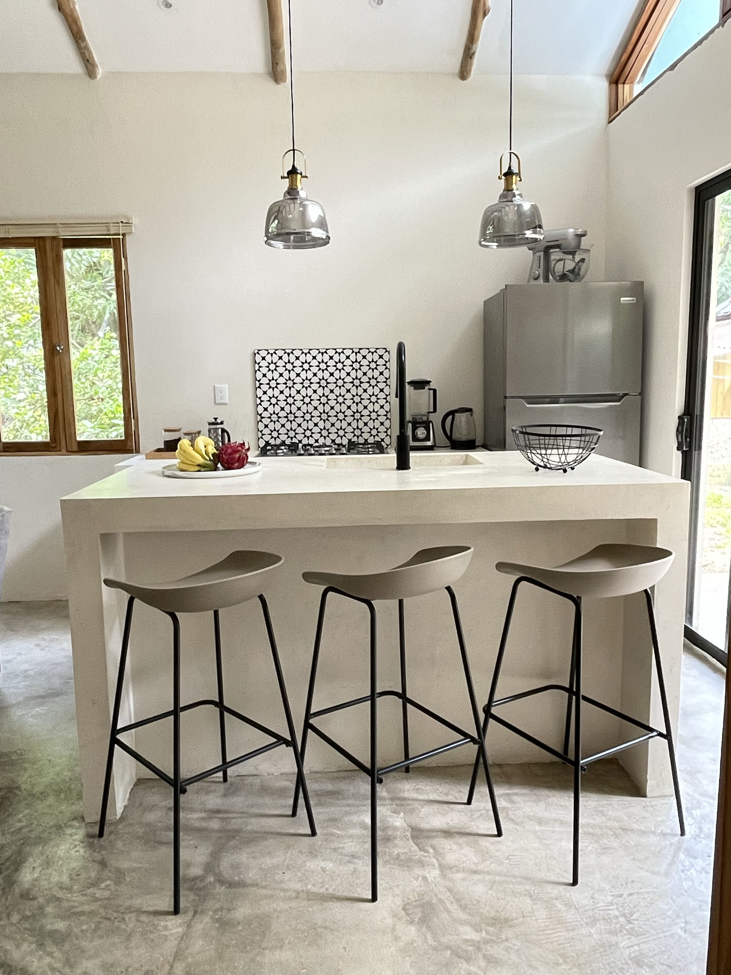 Fridge, oven, stovetop, coffee/tea maker