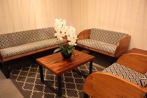 A room with a sofa set, a small table, and a chair. - Ahyu Hotel (Kuala Lumpur)