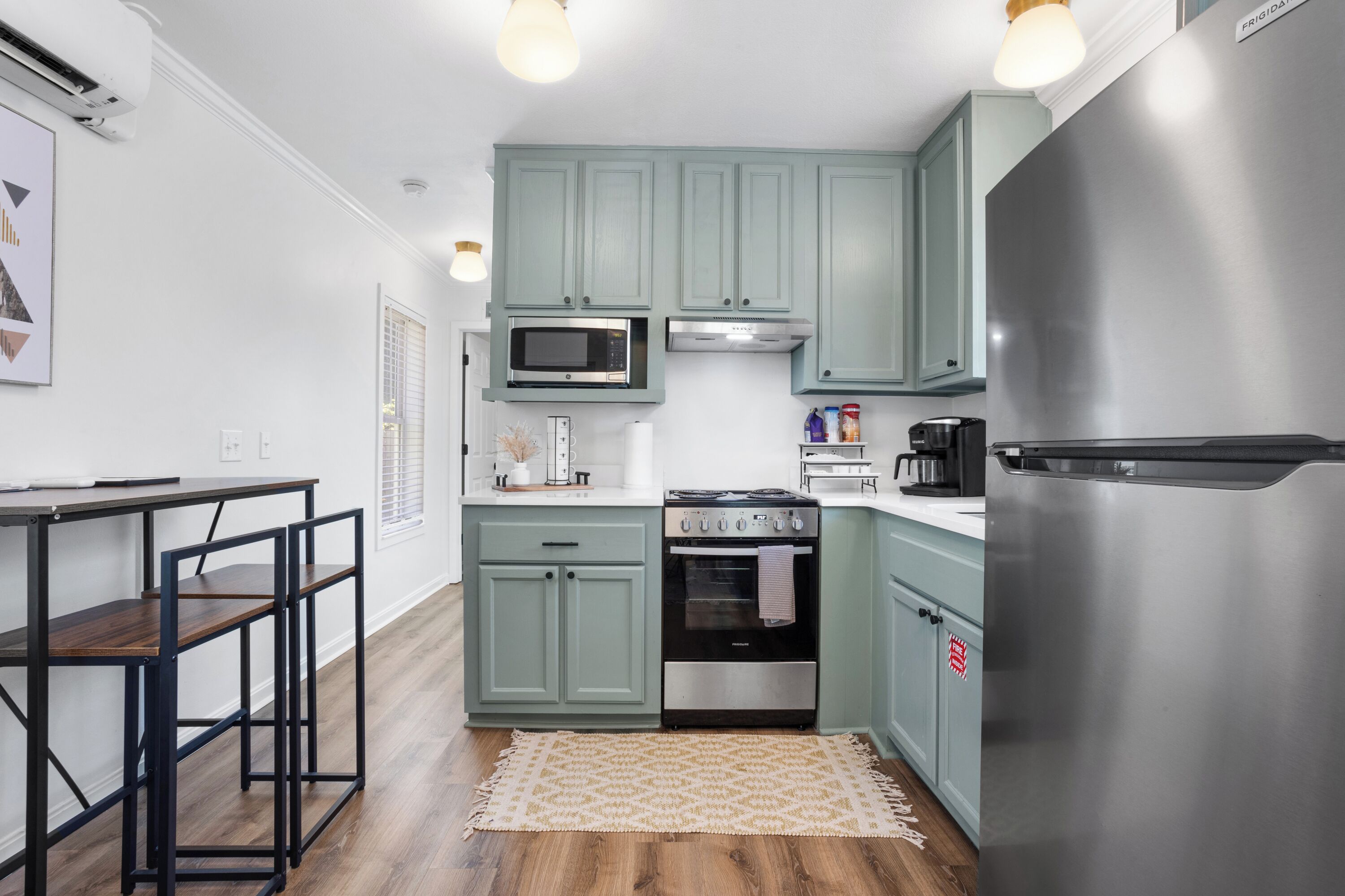 Refrigerador, microondas, horno y parrilla de estufa 