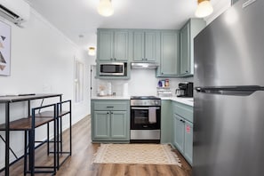 Réfrigérateur, four à micro-ondes, un four, surface de cuisson