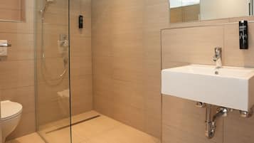 Kostenlose Toilettenartikel, Haartrockner, Handtücher