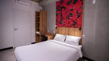 Quarto casal exclusivo | Camas com colchões de espuma com sistema de memória, frigobar