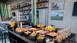 含每日吃到飽自助式早餐