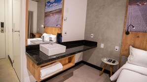 記憶床墊、迷你吧、書桌、筆電工作空間