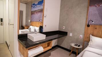 Camas con efecto memoria, minibar y decoración personalizada