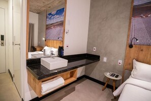 Matelas mémoire de forme, minibar, décoration personnalisée, bureau