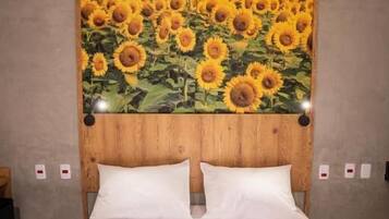 Camas com colchões de espuma com sistema de memória, frigobar