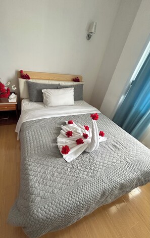 1 dormitori i espai de treball apte per a portàtils