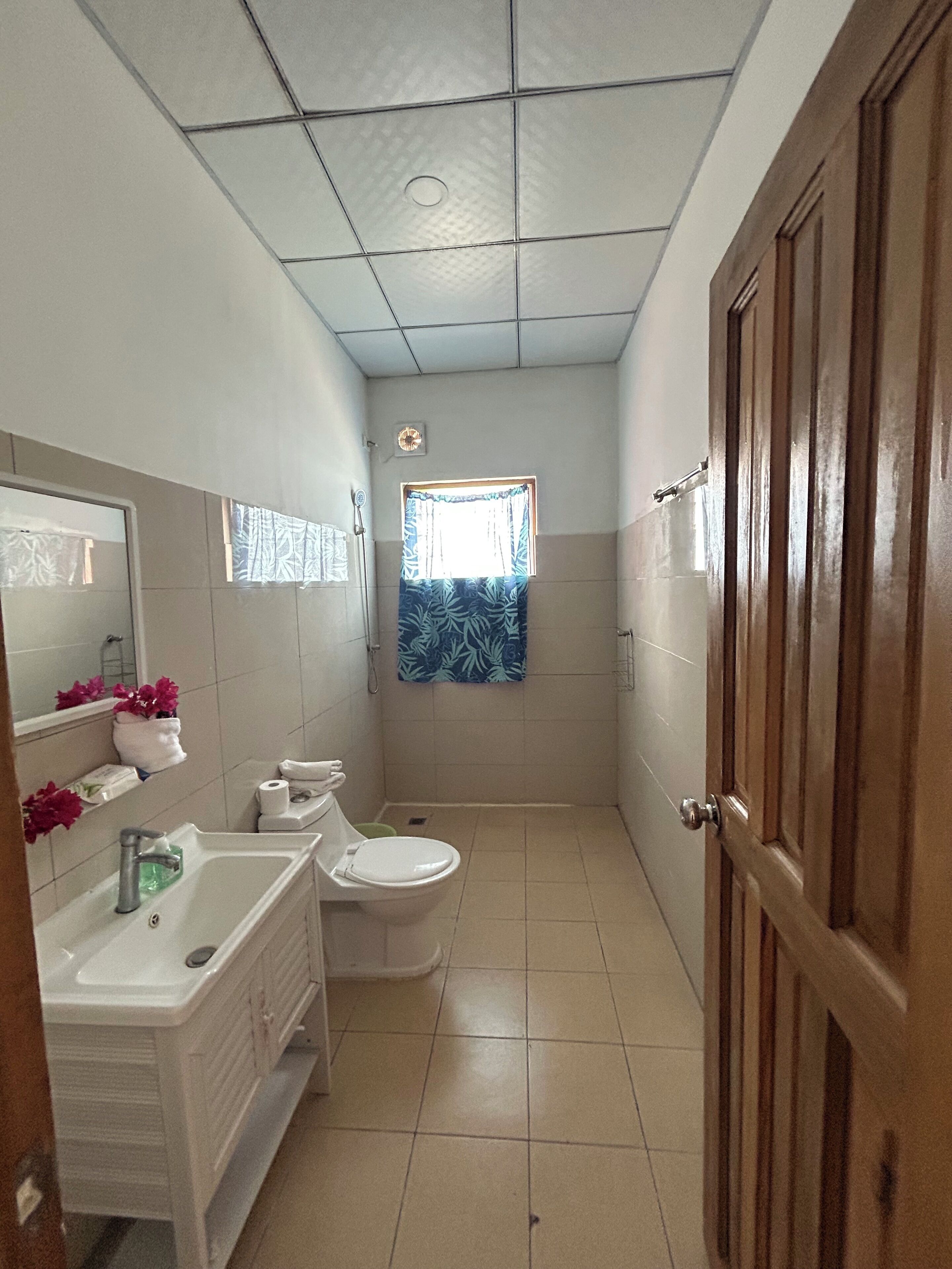 Ein kleines Badezimmer mit Toilette, Waschbecken und Spiegel.