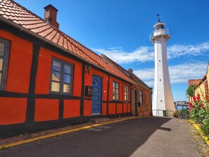 Un edificio tradizionale con facciata rossa e torre bianca.