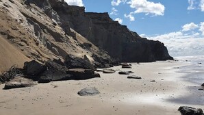 A beach with rocky cliffs and a clear sky. - 6 Person Holiday Home in Hjorring (Hjørring)