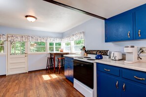 Private kitchen - Honeysuckle Cottage with Mountain Views (Asheville)