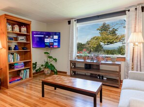 Living area - Honeysuckle Cottage with Mountain Views (Asheville)