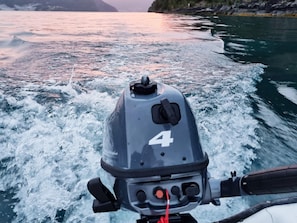 A boat's outboard motor with the number 4 on it. - 4 Person Holiday Home in Utvik-by Traum (Stryn)